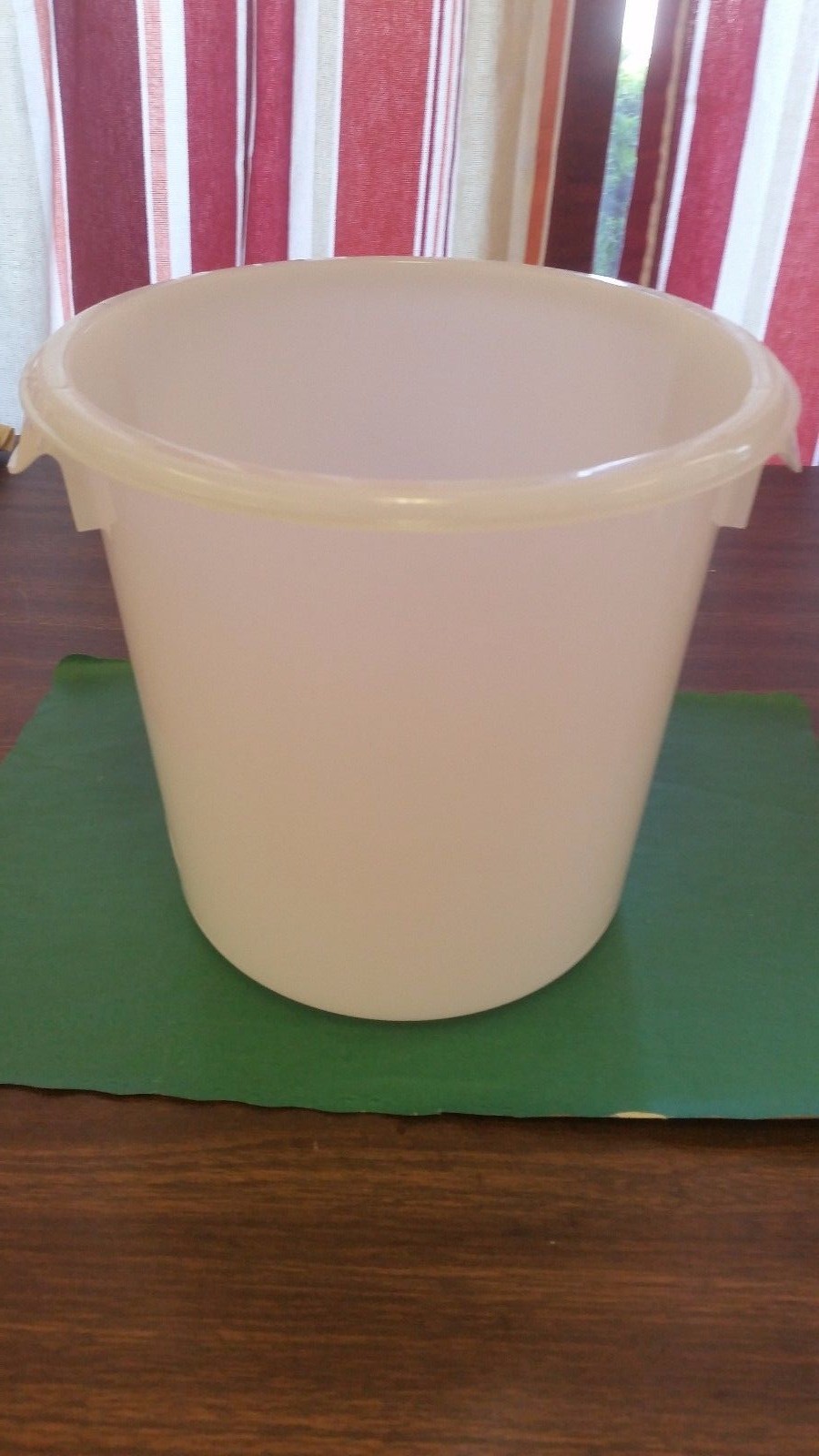 ONE RUBBERMAID 4 QT WHITE STORAGE/FOOD CONTAINER FG5721 ROUND WITH YELLOW LID