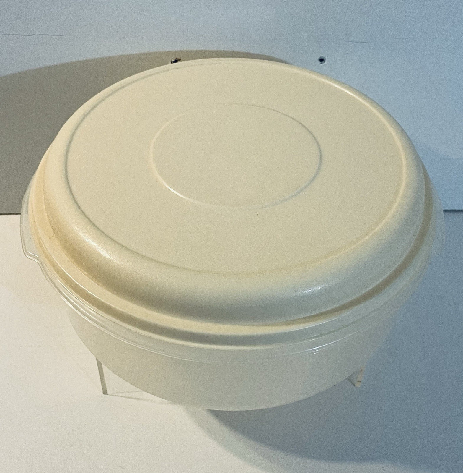 VTG Rubbermaid Servin’ Saver #5 22 Cup Almond Lid Storage Container Round Large.