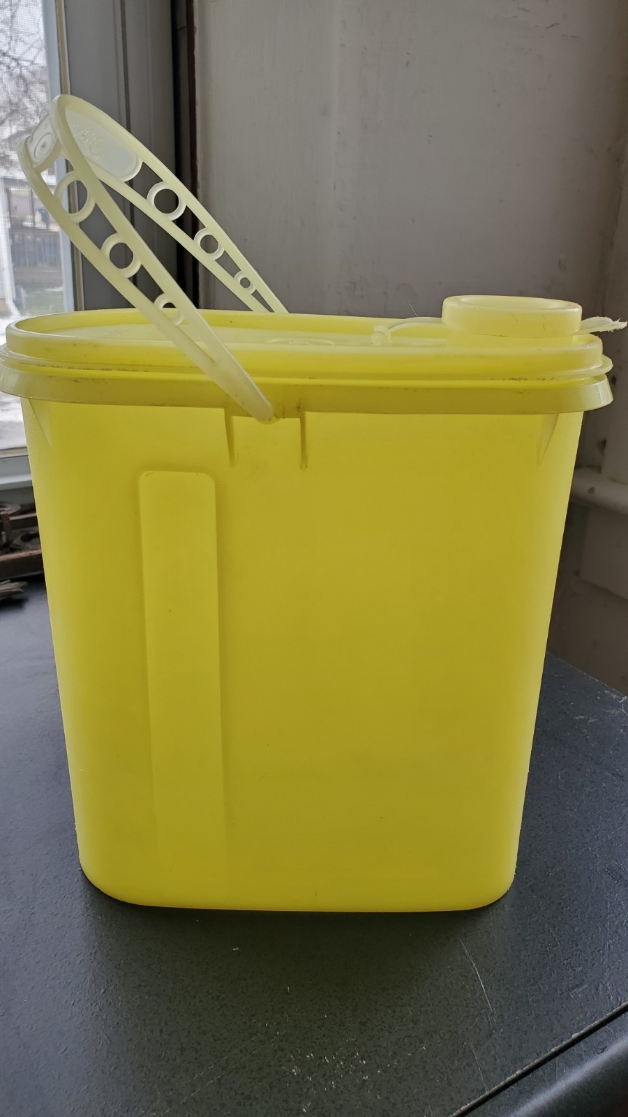 Vintage Tupperware Yellow Beverage Buddy 587 2-Quart Pitcher Made in USA