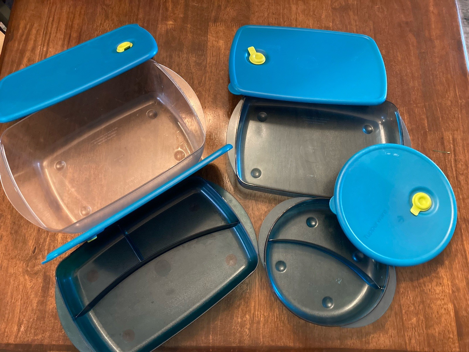 Tupperware Vent N Serve Peacock Blue/White 4 Pieces + Lids