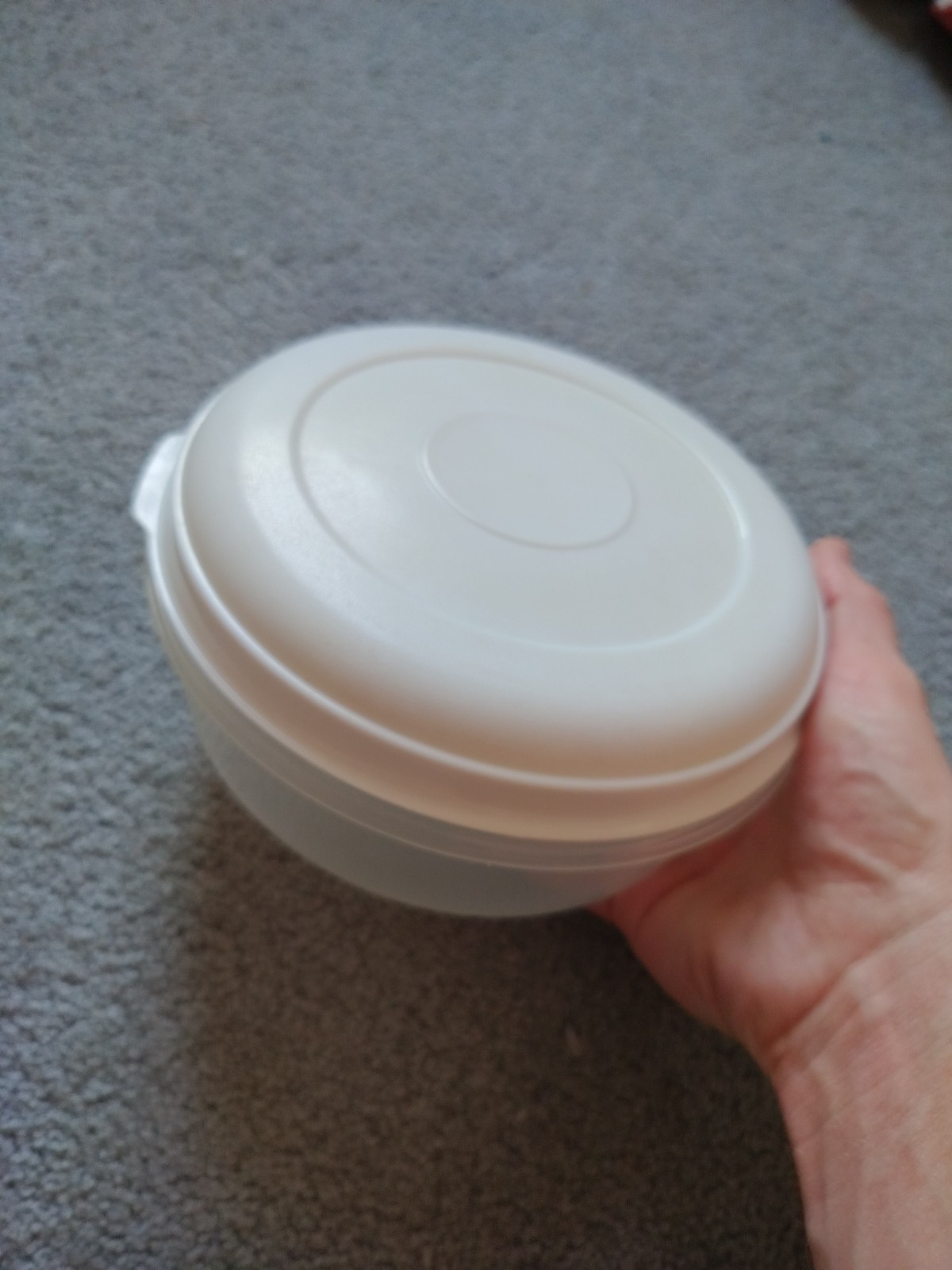 (2) Rubbermaid #3 Servin’ 1.4 QT Round #3 & #9 Lids 6.75″x6.75″x2.75″ Scratches