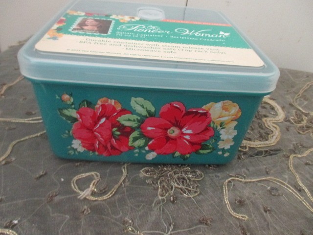 New Pioneer Woman 70oz Square Plastic Container With Steam Release Vent