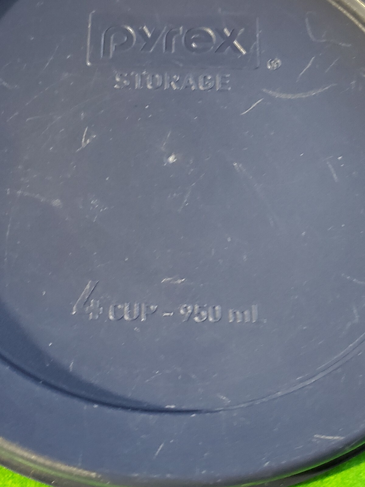 Lot of 2 Pyrex Storage Clear 7-cup w/Red Lid. 7203, 4- cup w/Blue Lid 7201
