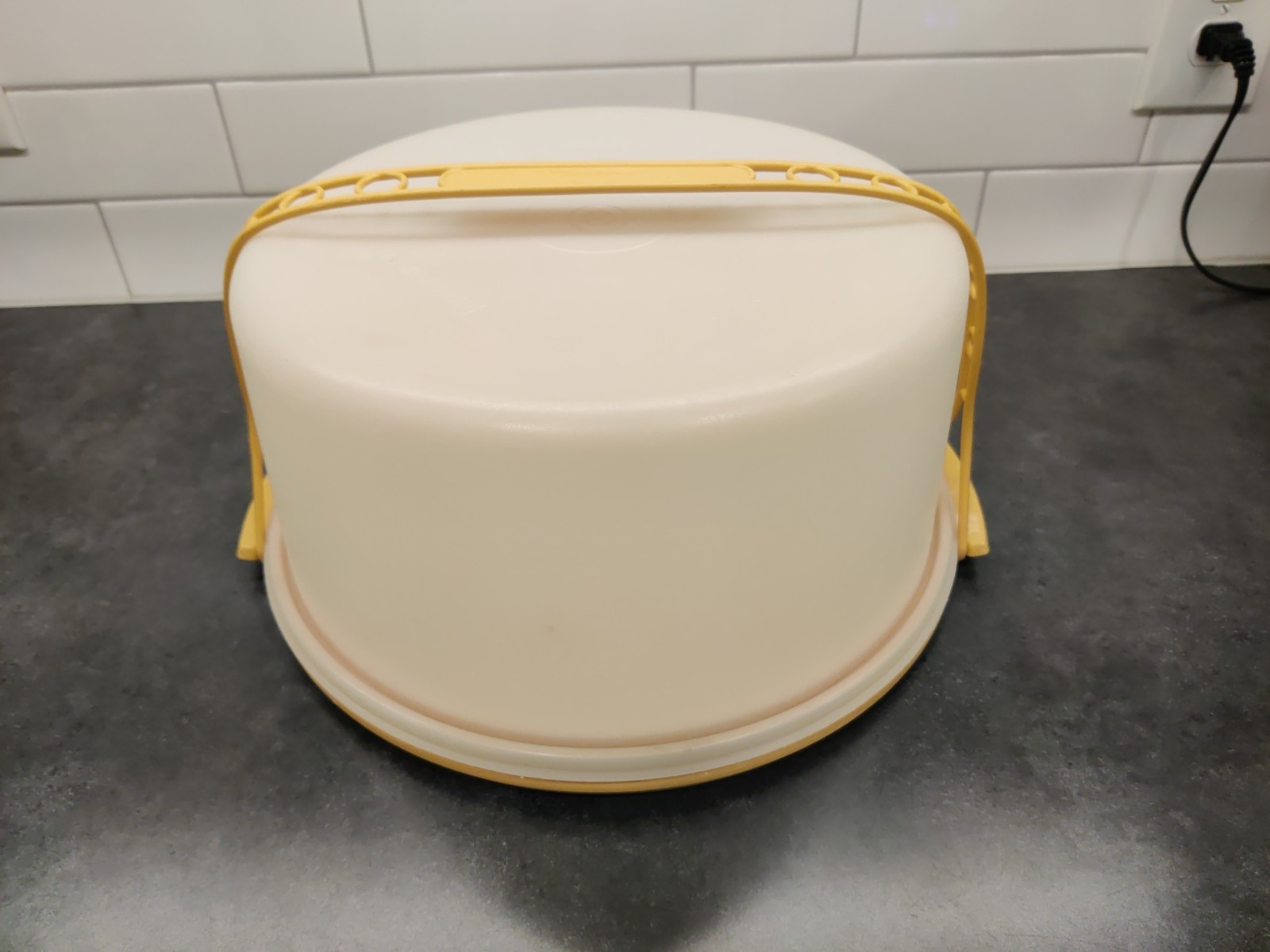 Vintage Tupperware Cake Carrier Keeper 1256-4 Harvest Gold Base Lid & Handle