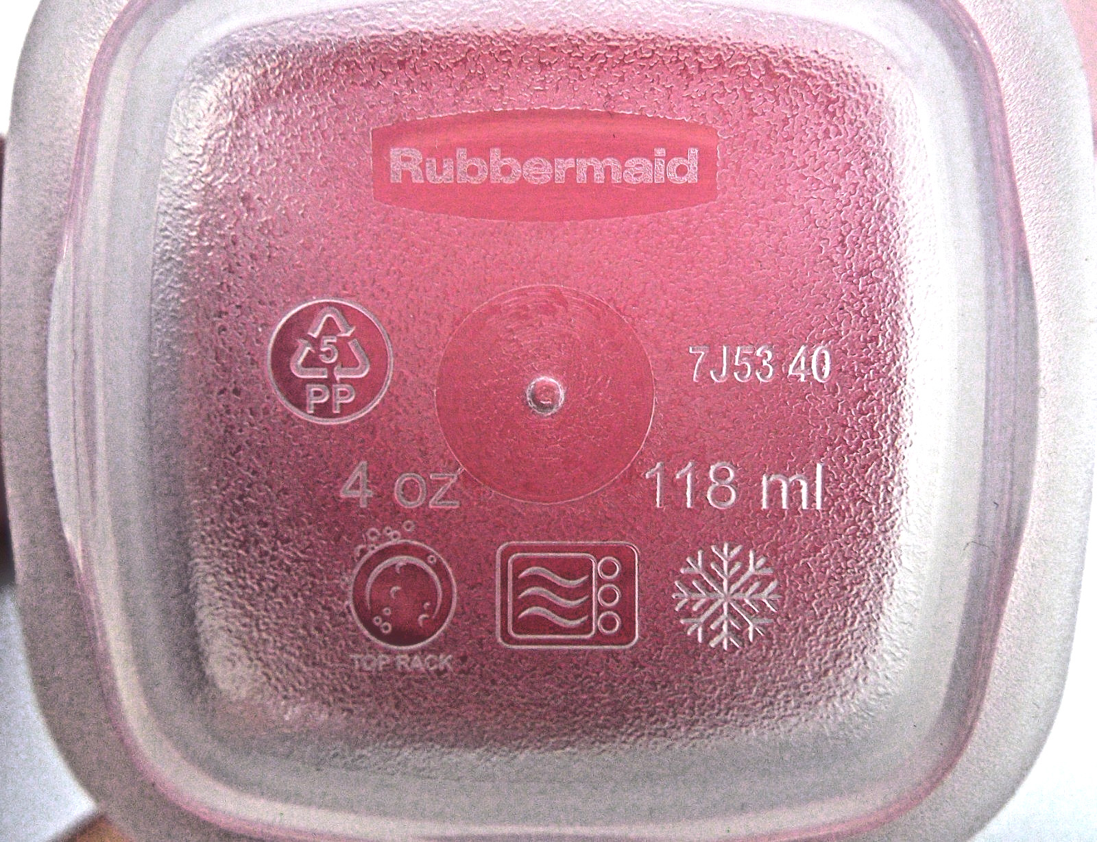 RUBBERMAID 4 oz Food CONTAINER Easy Find SHEER 7J53 Set of 6 including red lids.