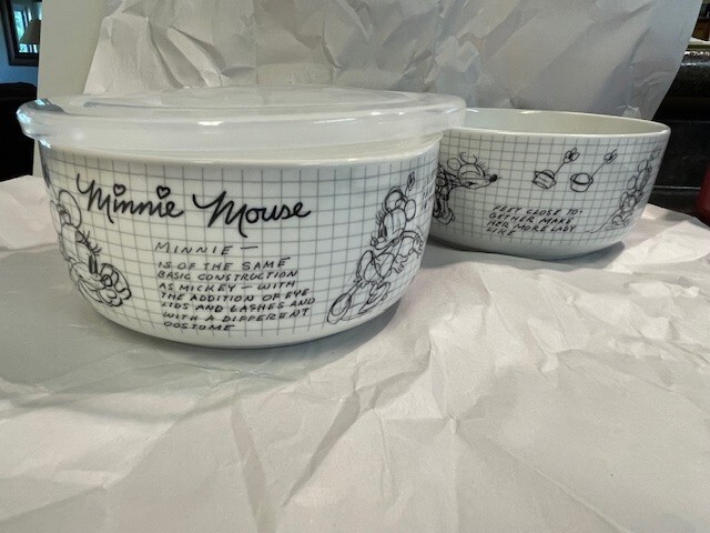 2 Disney Sketchbook Minnie Mouse 7″ Rounded Storage Bowls with 1 Vented Lid