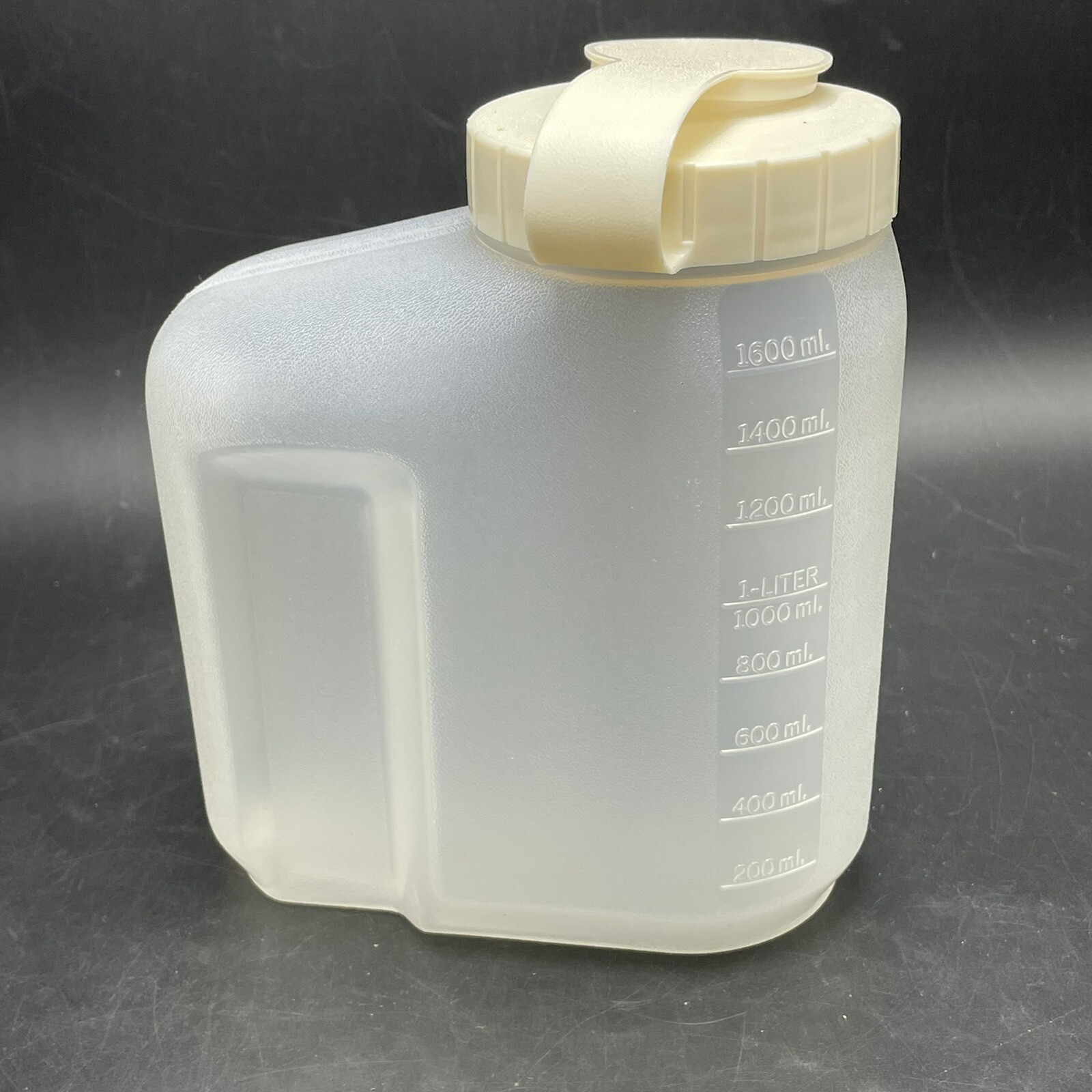 Rubbermaid Servin Saver 1.75 Qt Jug Bottle Pitcher w Almond Flip Lid w Metrics