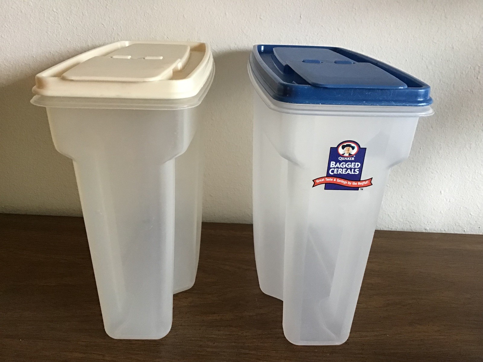 QUAKER OATS RUBBERMAID 1.3 GAL CEREAL W/ BLUE POUR LID & 1 CLEAR CONTAINER
