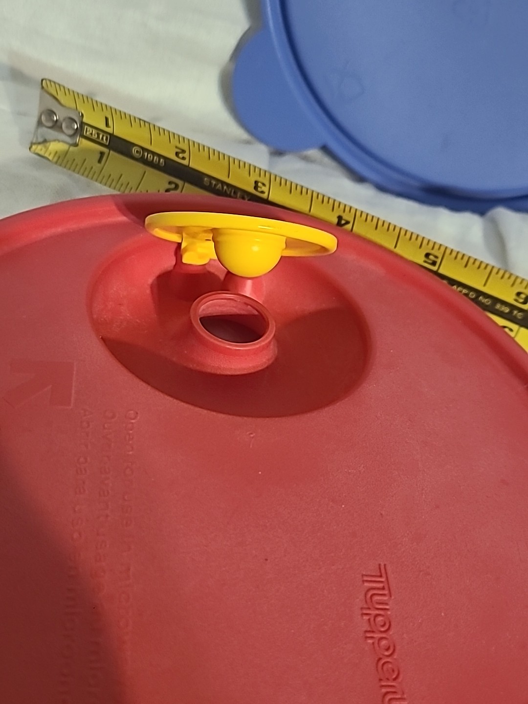2 TUPPERWARE REPLACEMENT LID 2648A-1 Flip Top Microwave Blue Red w/ Vent 6 1/4″