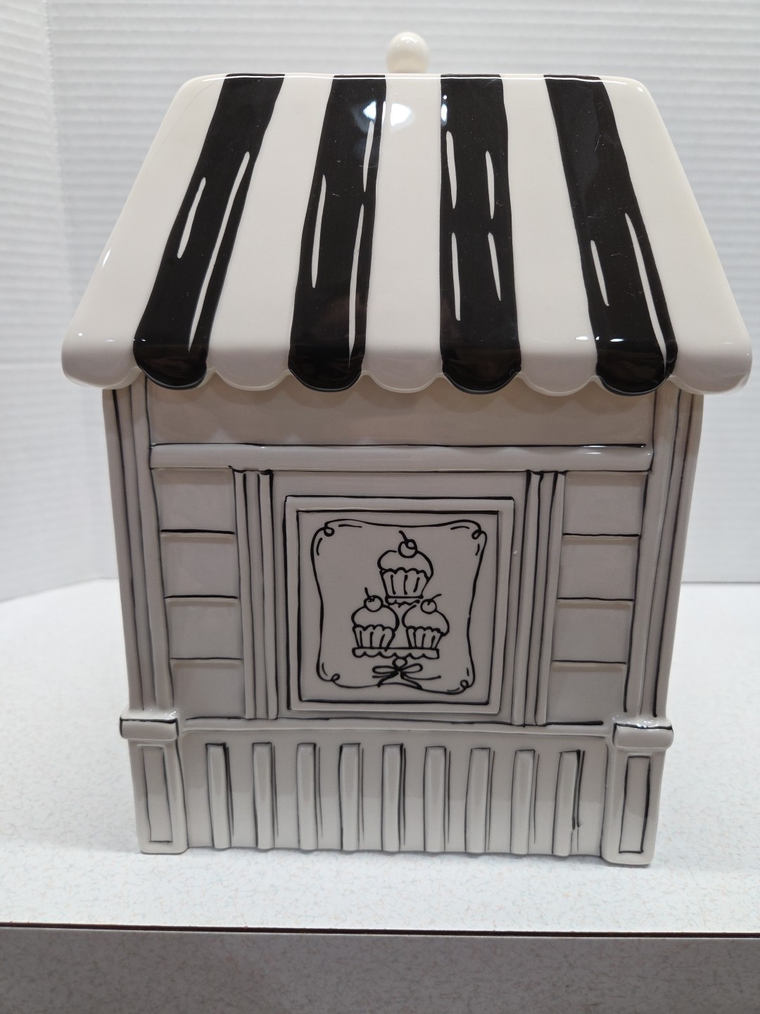 Bath & Body Works 2014 Sweet Shop Cookie Jar Black White Ceramic 9” X 11”