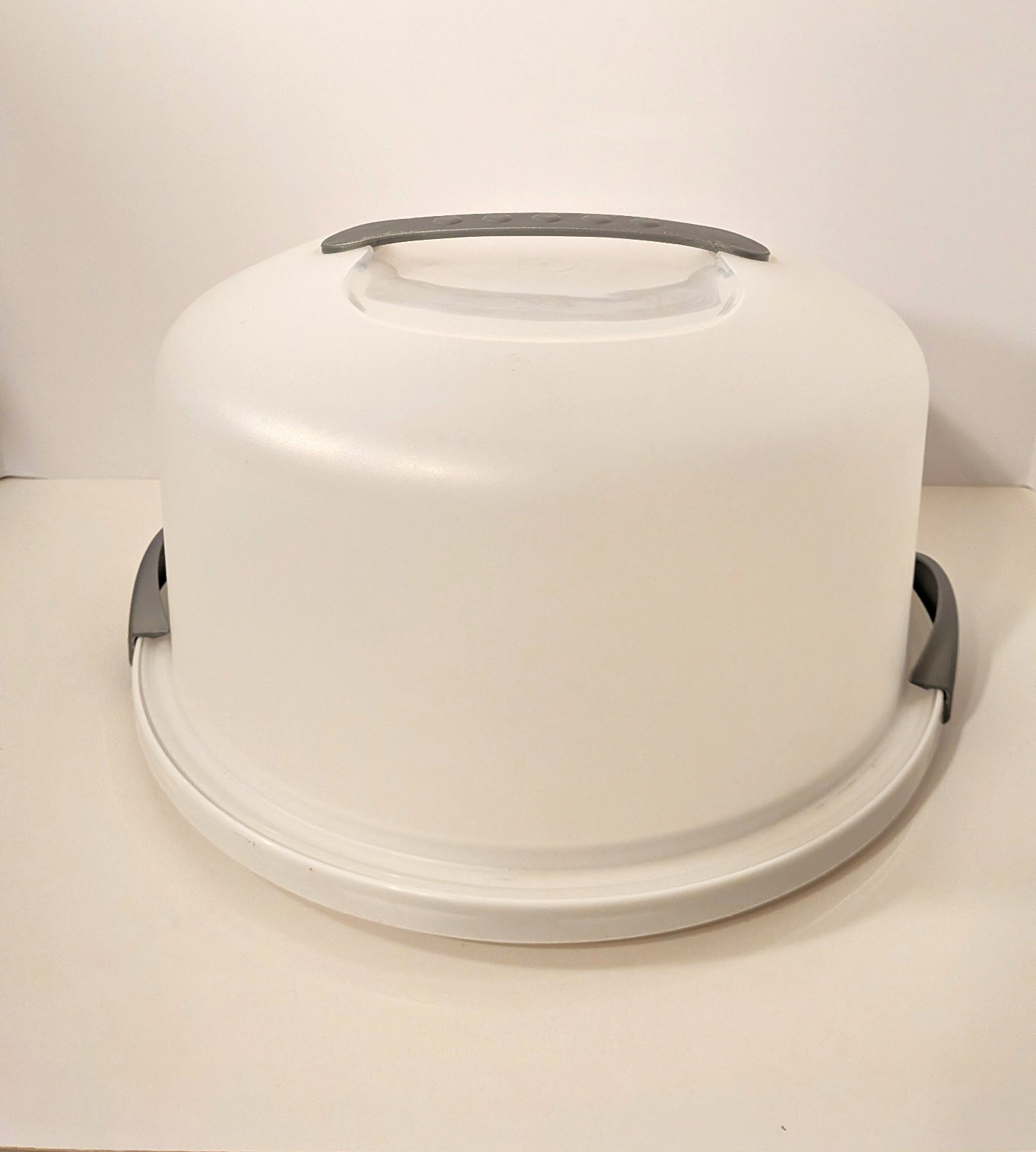 Sterilite Cake Server Holder Carrier 12″ Diameter in White & Gray Plastic