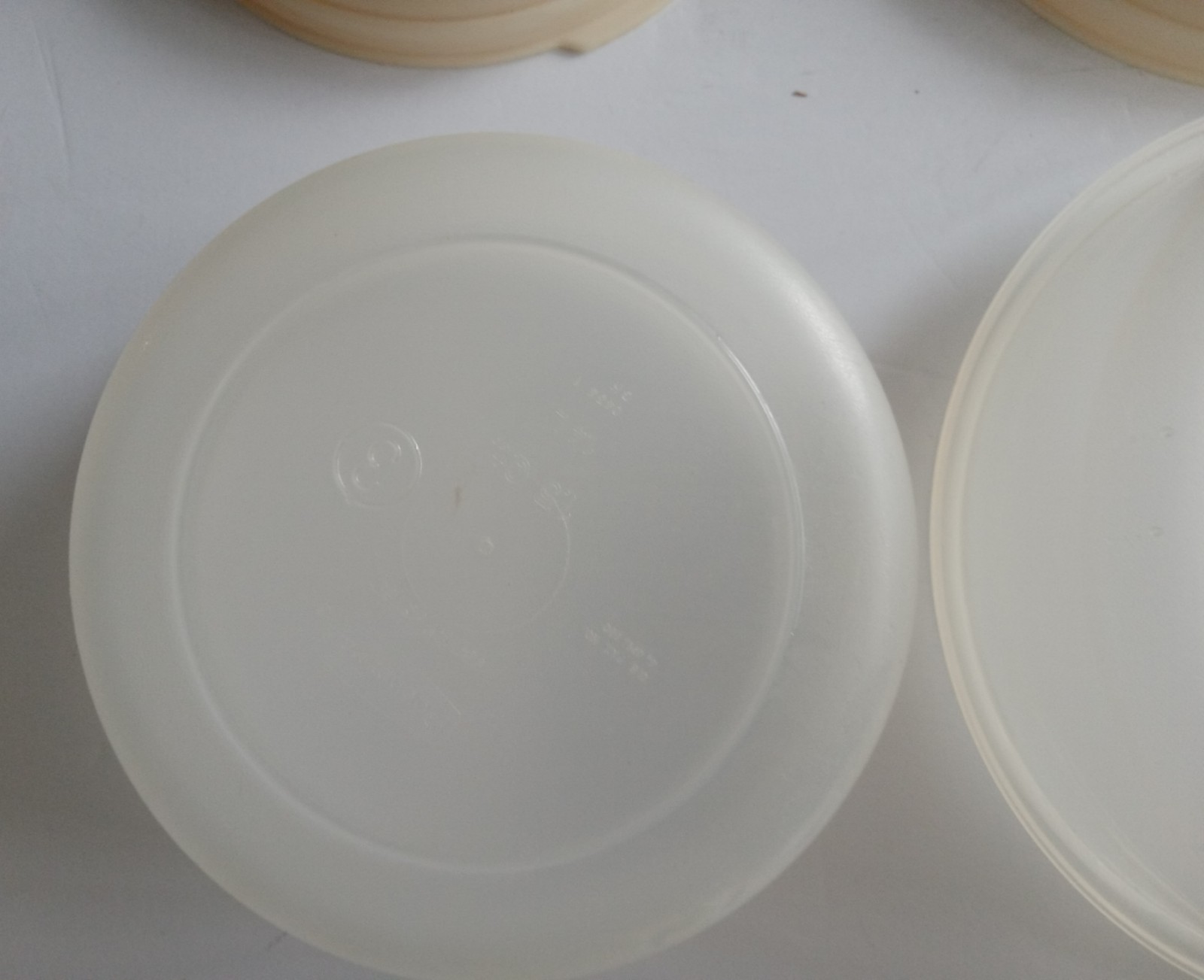 Vintage RUBBERMAID lot of 2 Round Servin Savers 2.5/1.5 Qt. with Lids