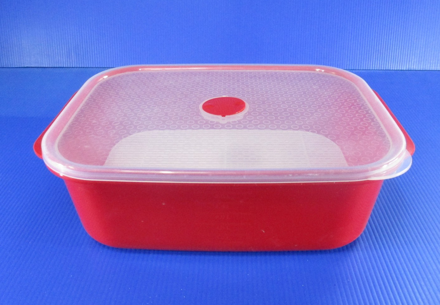 Decor 3.5L Meat Keeper with Inner Tray and Vented Lid Red and White Rectangle