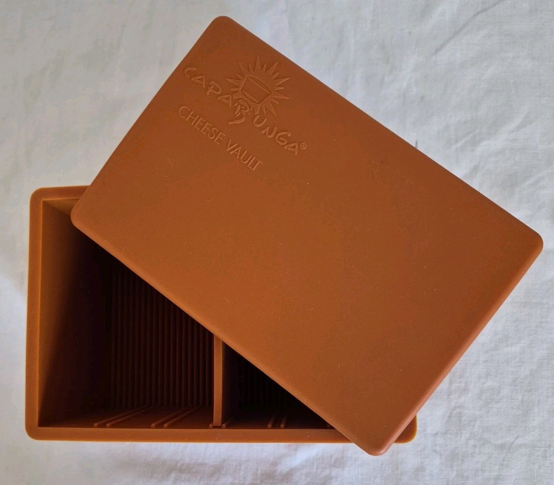Capabunga Silicone Cheese Vault Hard Box With Lid And Divider Orange Pre-owned