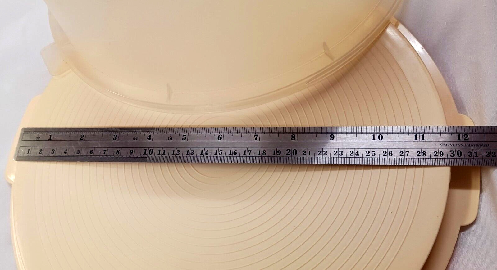 ALMOND VINTAGE ROUND CAKE CARRIER CONTAINER 11 3/4″ INSIDE CAKE HOLDER