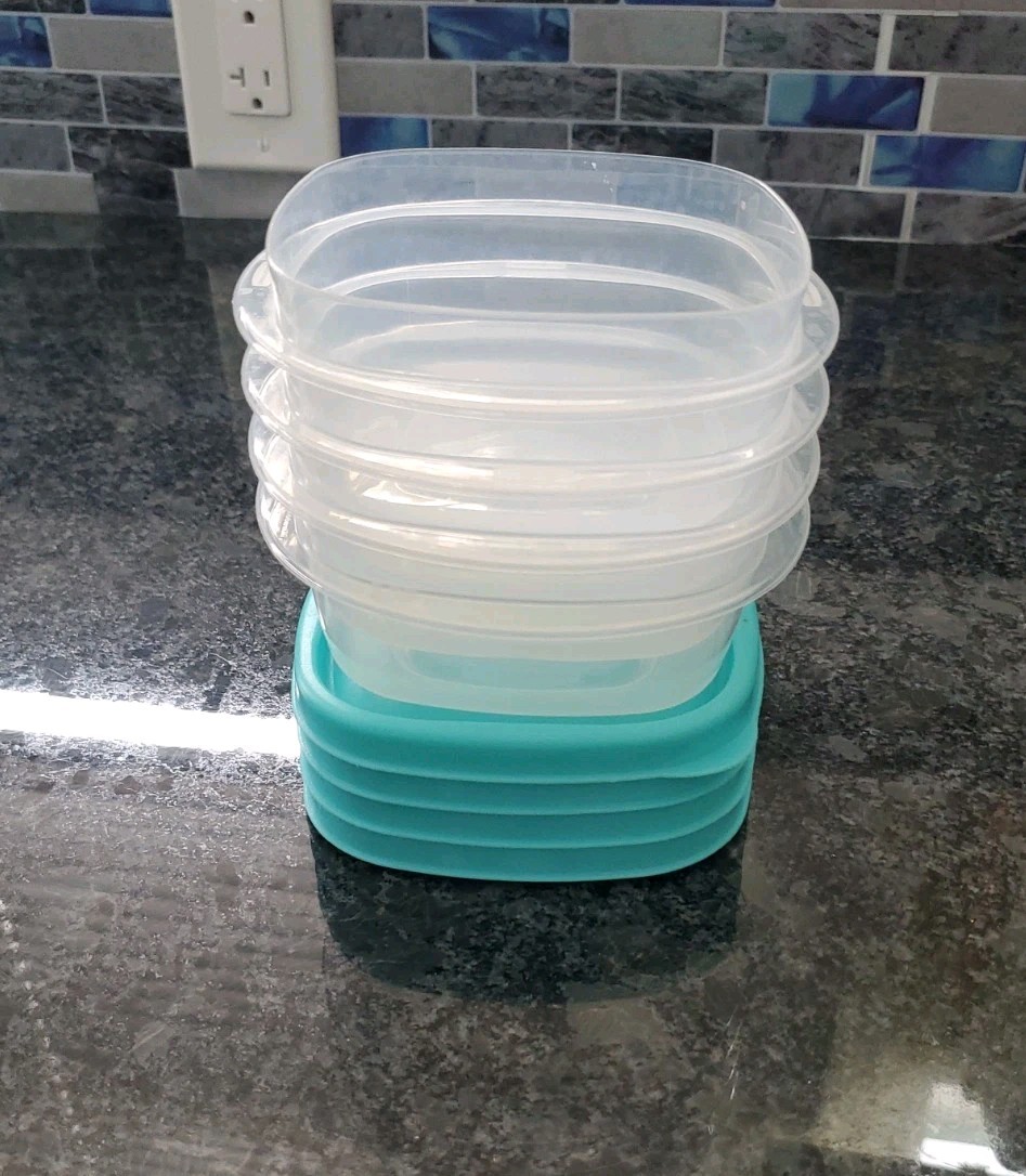 Rubbermaid Lot of 13- .05 Cups (10 bl Lid, 3 Red), 4 ( 1.25 Cups) 17 Cups, 17 Li