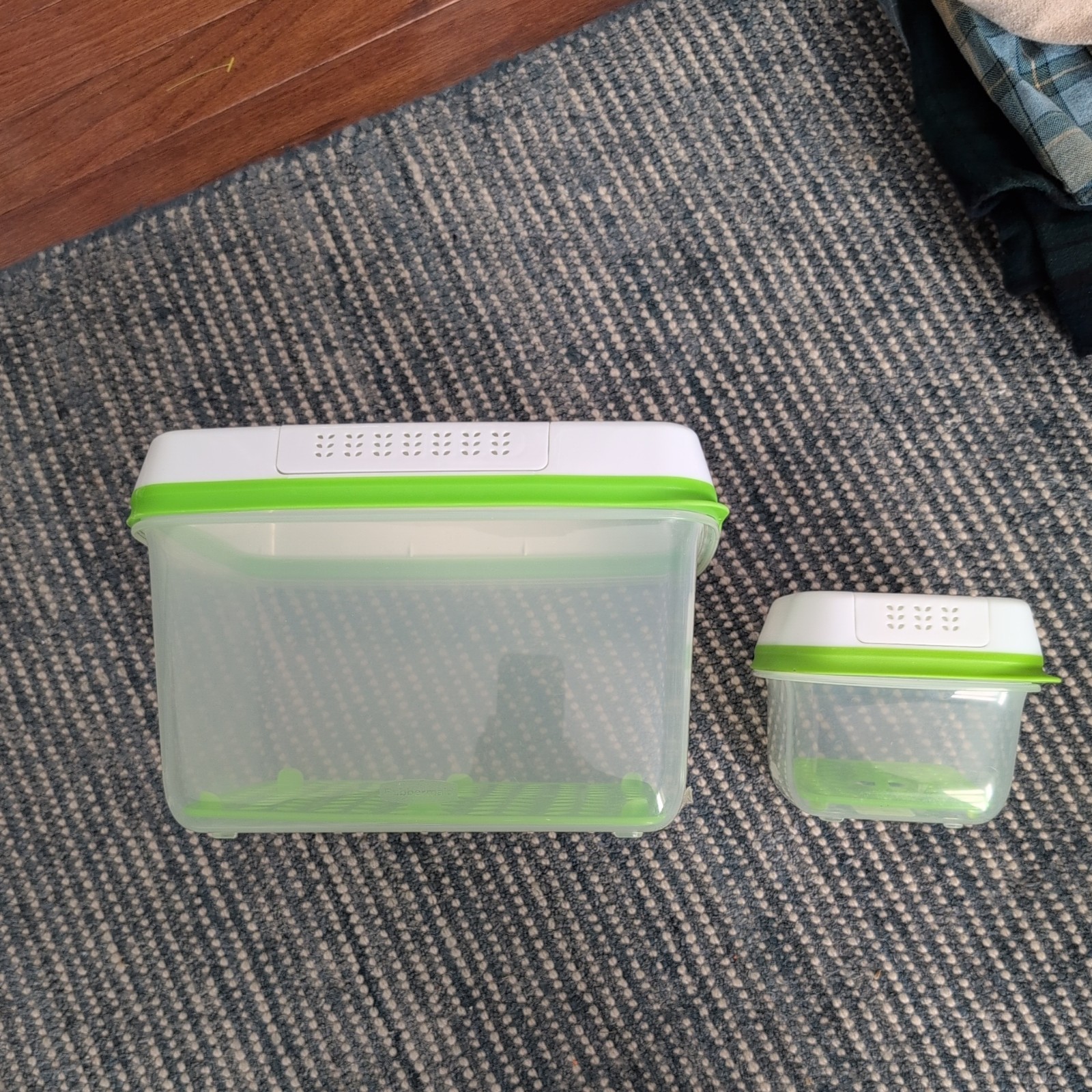 Rubbermaid FreshWorks 2-Piece Produce Saver Set – 1 -2.5 Cup & 1-17.3 Cup