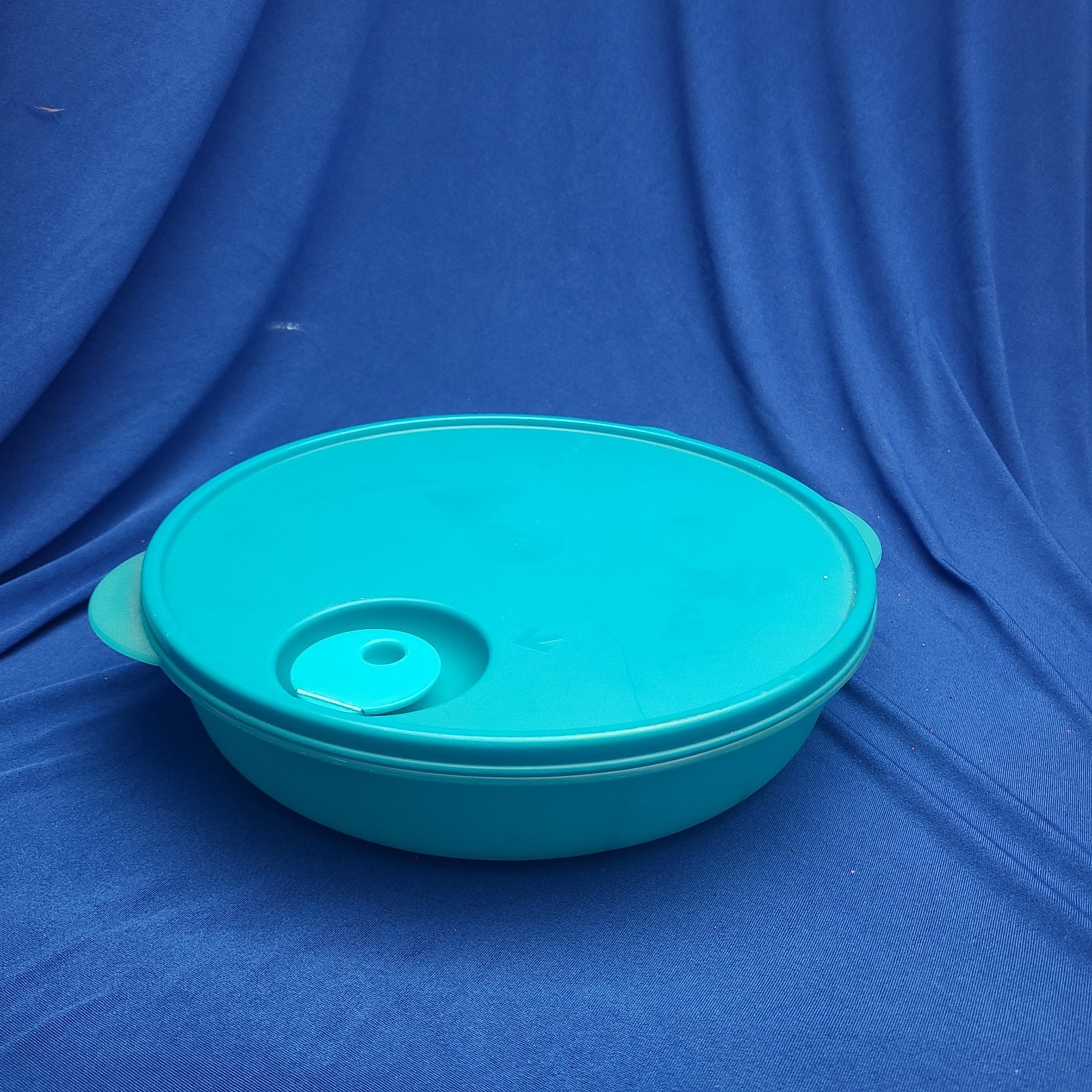 TUPPERWARE Crystalwave 10″ Teal 3 Section Bowl #3284A2 Vented Turq Seal #2650A13