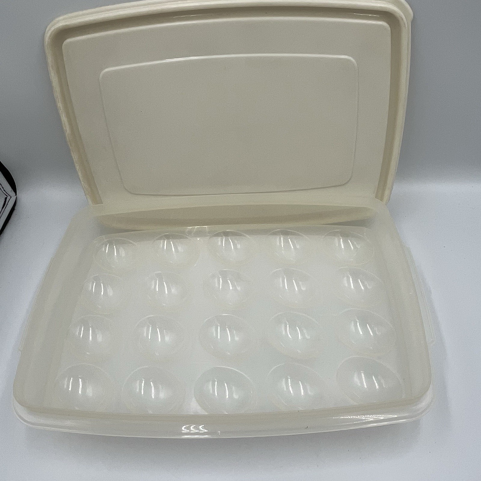 Vtg Rubbermaid Servin’ Saver 20 Deviled Egg Keeper Container Almond Lid #7