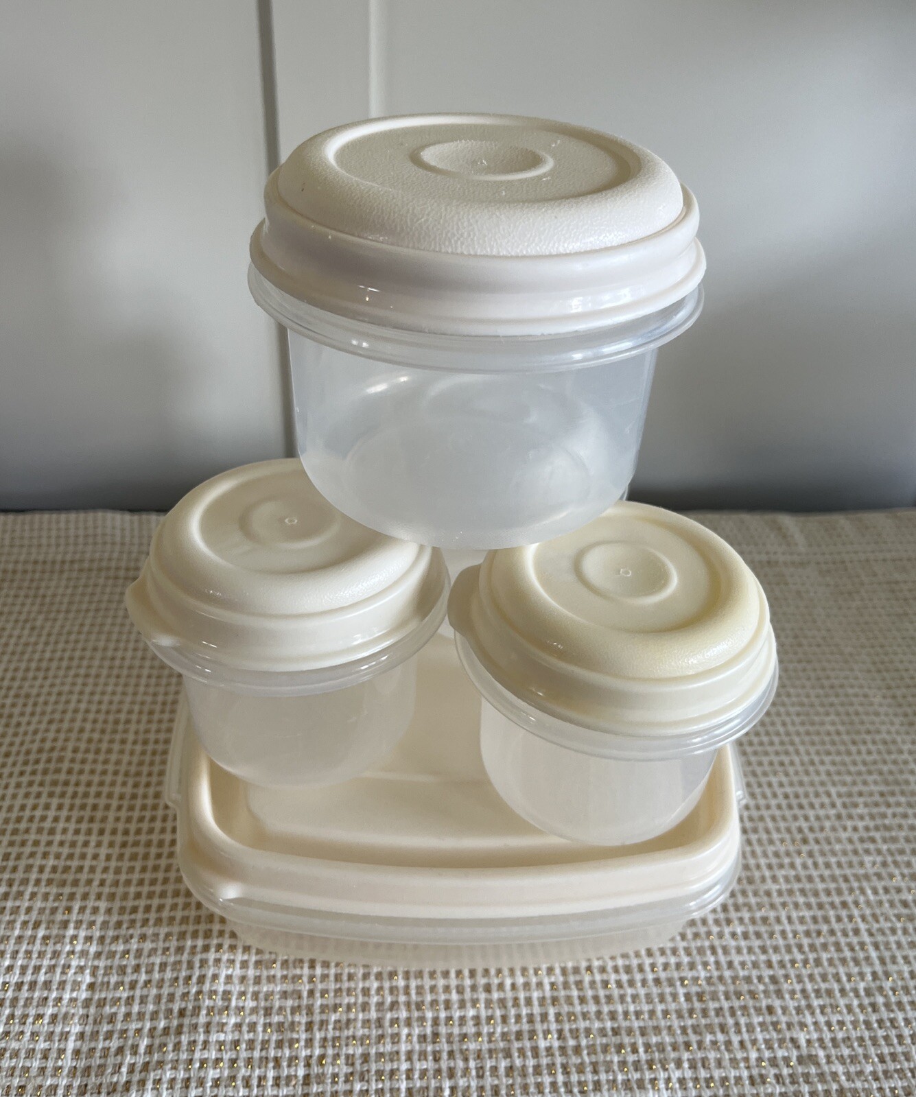 VINTAGE RUBBERMAID 5 PCS 2 . 1/2 C. 1 C. ROUND & 2 C. SQUARE ~ ALMOND LIDS