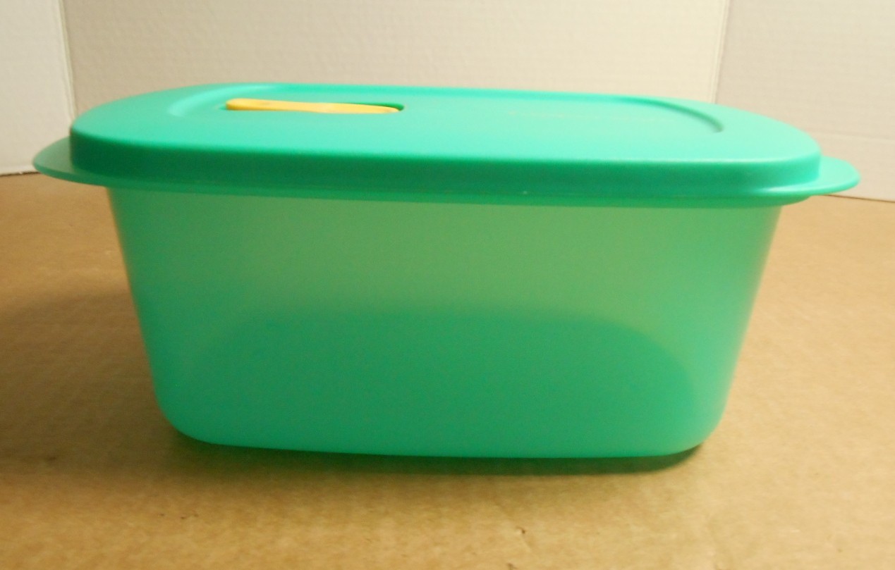 Tupperware 1.7L Rectangle Green Bowl 7364A with Air Vent Lid 7366A O28