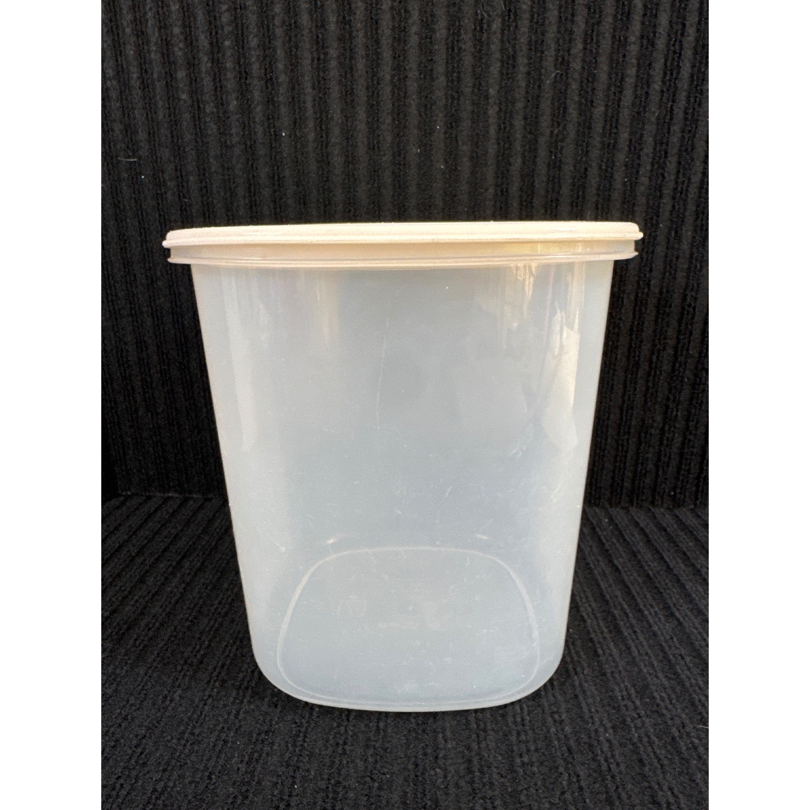 Rubbermaid Servin’ Saver Canister #7 21 Cups 5.0 Container Almond Beige Lid