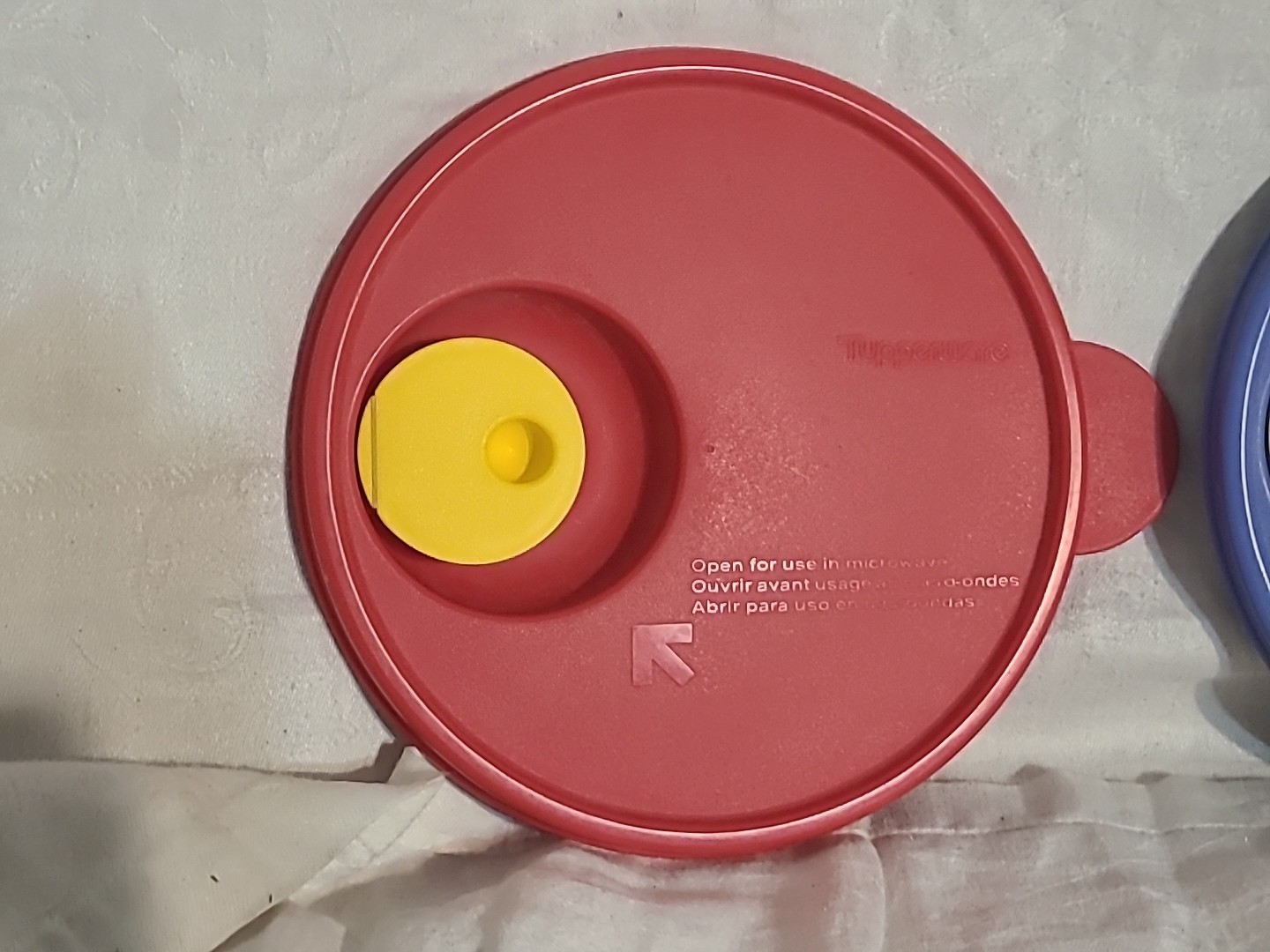 2 TUPPERWARE REPLACEMENT LID 2648A-1 Flip Top Microwave Blue Red w/ Vent 6 1/4″
