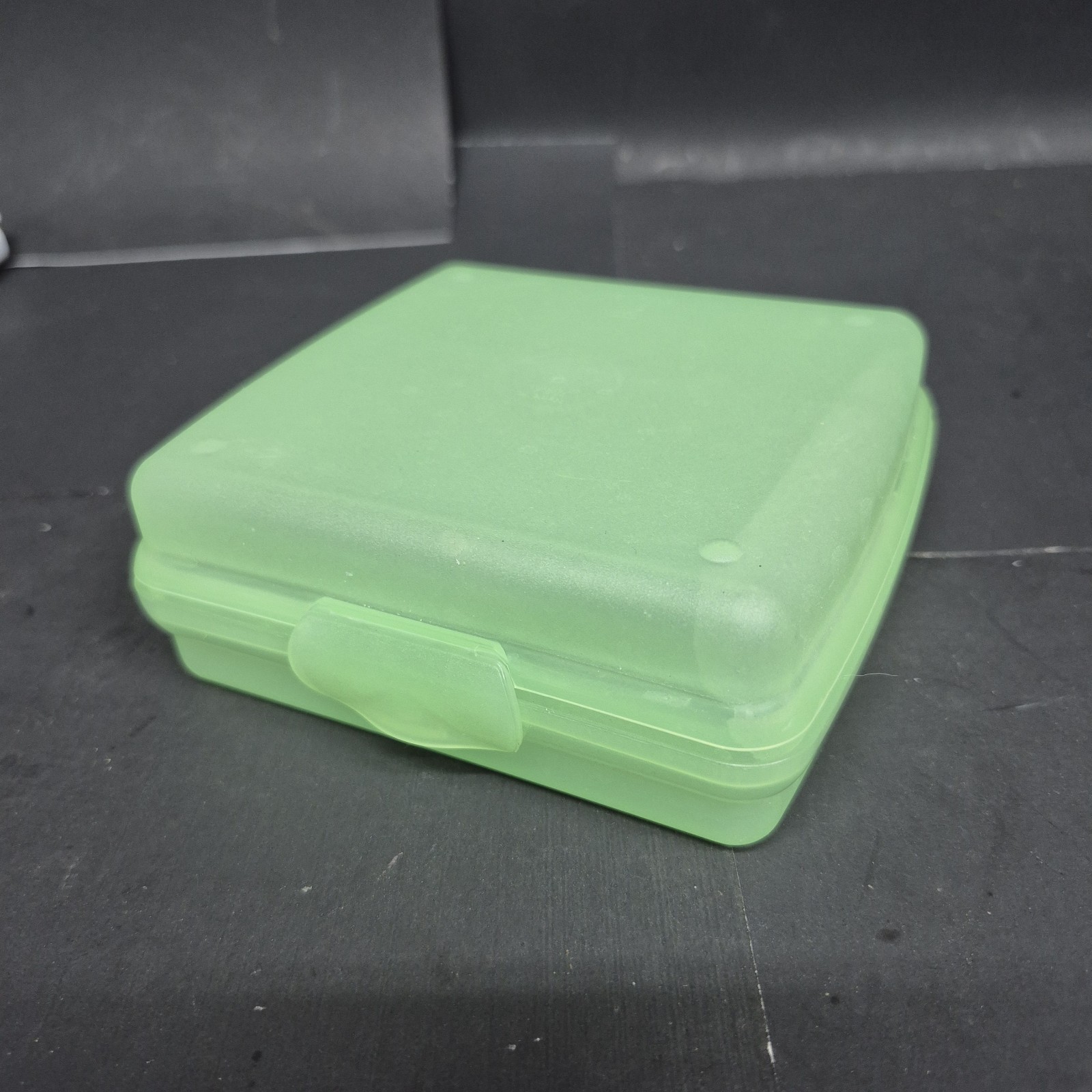 NEW Tupperware Sandwich Keeper 5 in Square Clamshell GAreen #3752D-2