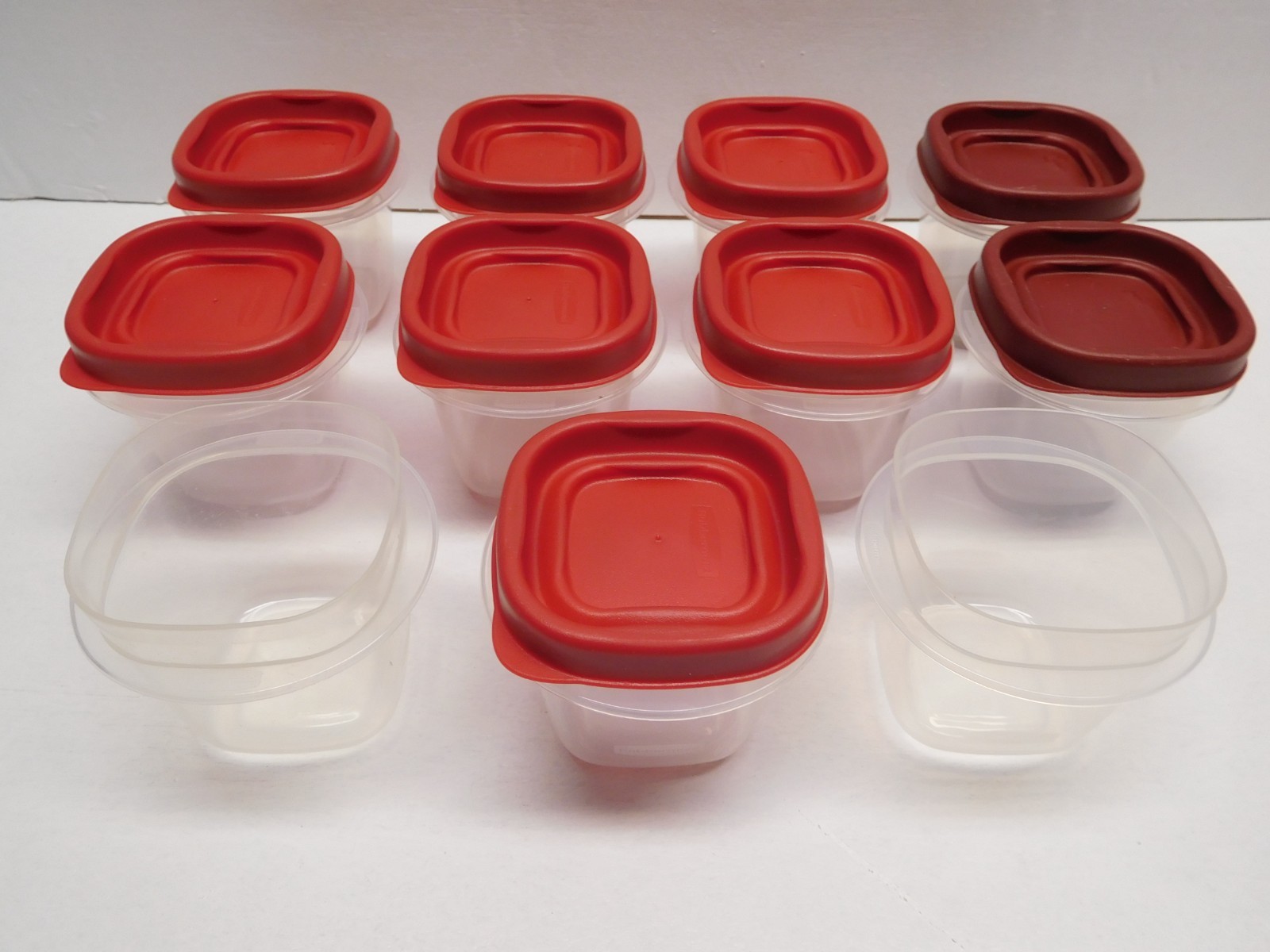 Lot of 11 Rubbermaid Easy Find Storage 4 oz Containers 7J53 & 9 Red Lids 7J54