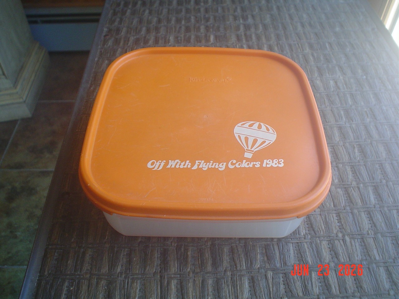 VINTAGE 5 CUP TUPPERWARE CONTAINER WITH 1983 LID – 1619 & 1623 – GREAT SHAPE