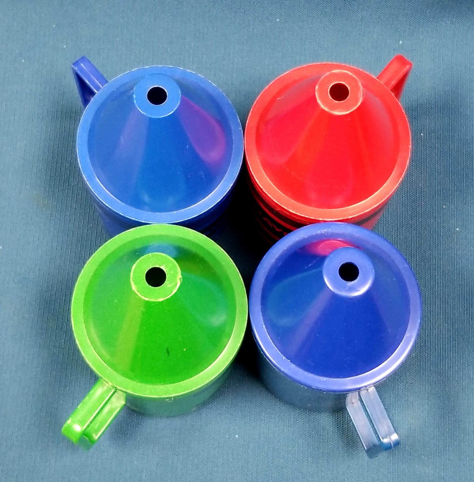 VTG Set of 4 Crayola Crayon Sippy Cups Funnel Lids Deka 1980s Hong Kong