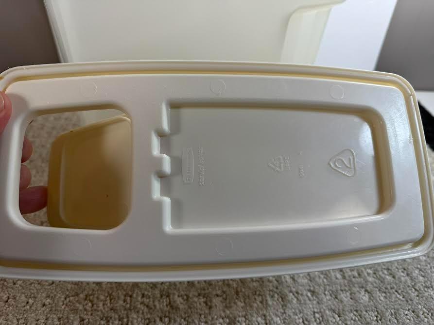 Vintage Rubbermaid Servin’ Saver #2 w/Almond Lid 1.3 Gallon