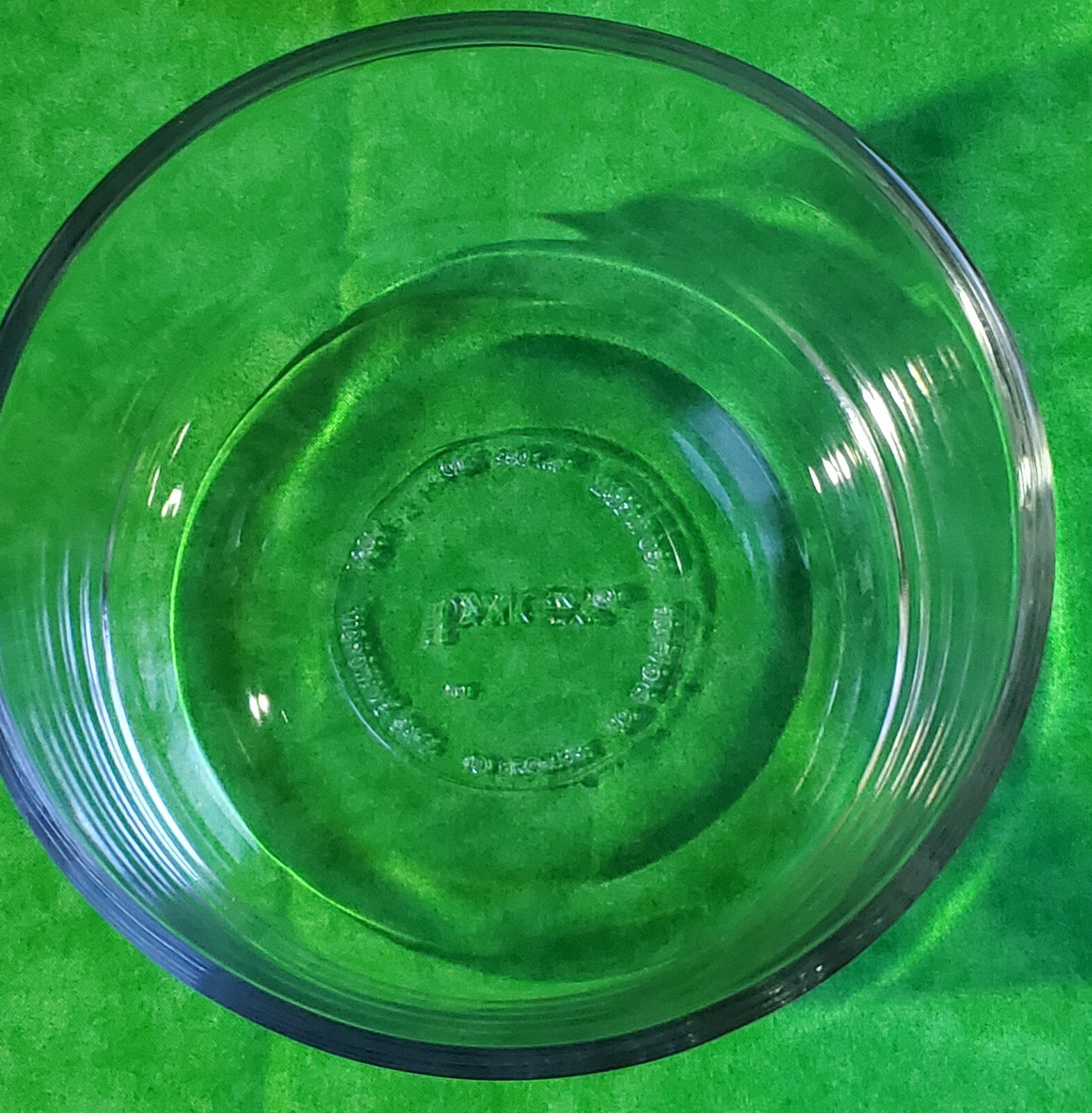 Lot of 2 Pyrex Storage Clear 7-cup w/Red Lid. 7203, 4- cup w/Blue Lid 7201
