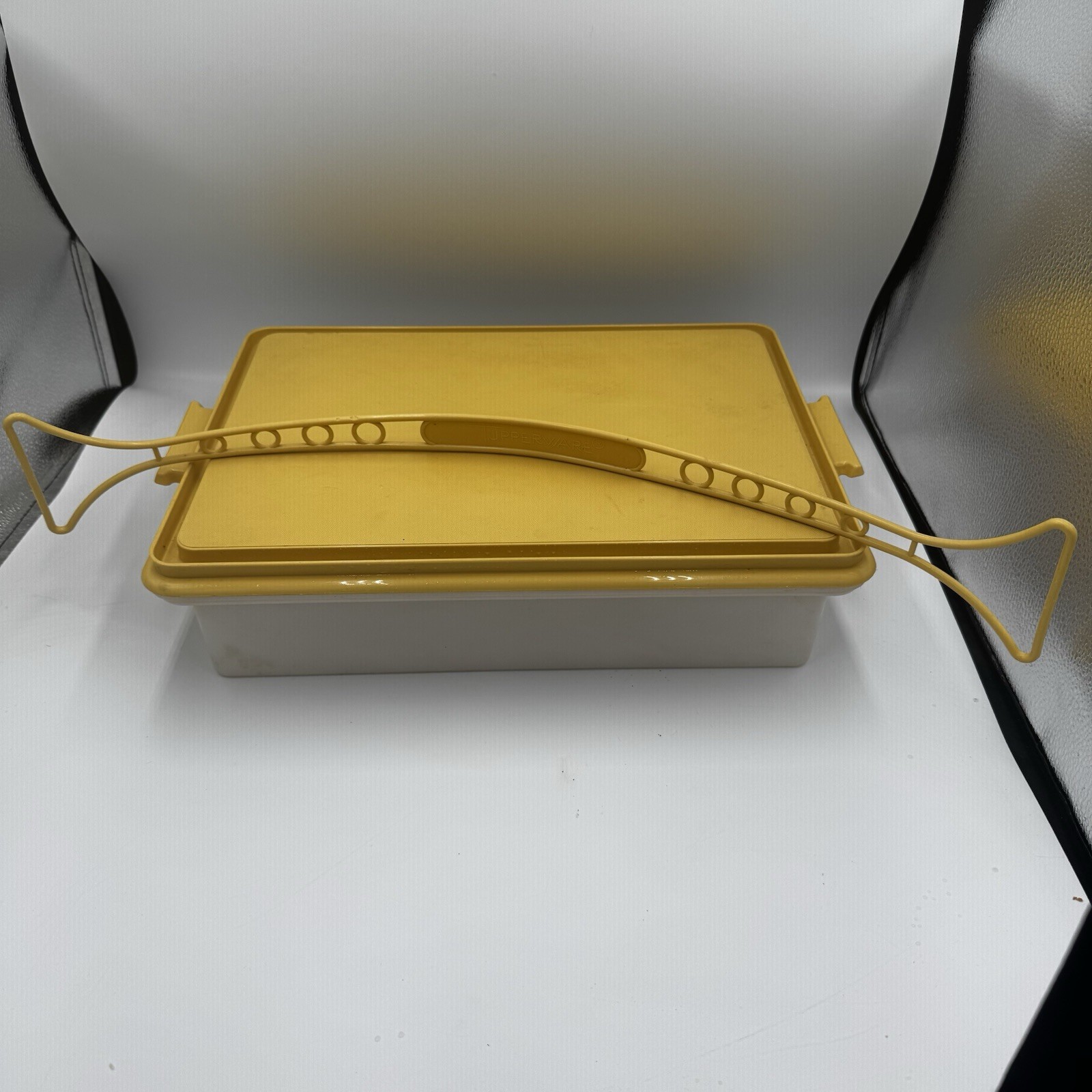 Vintage Tupperware Cake Carrier Rectangular 13×9 Tan Beige Handle Lid USA