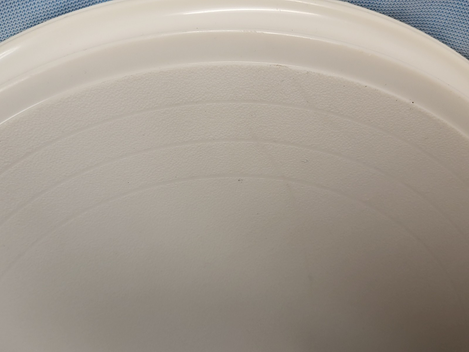 VTG 11.5″ Round Large Rubbermaid Servin’ Saver Cake Keeper Container Almond