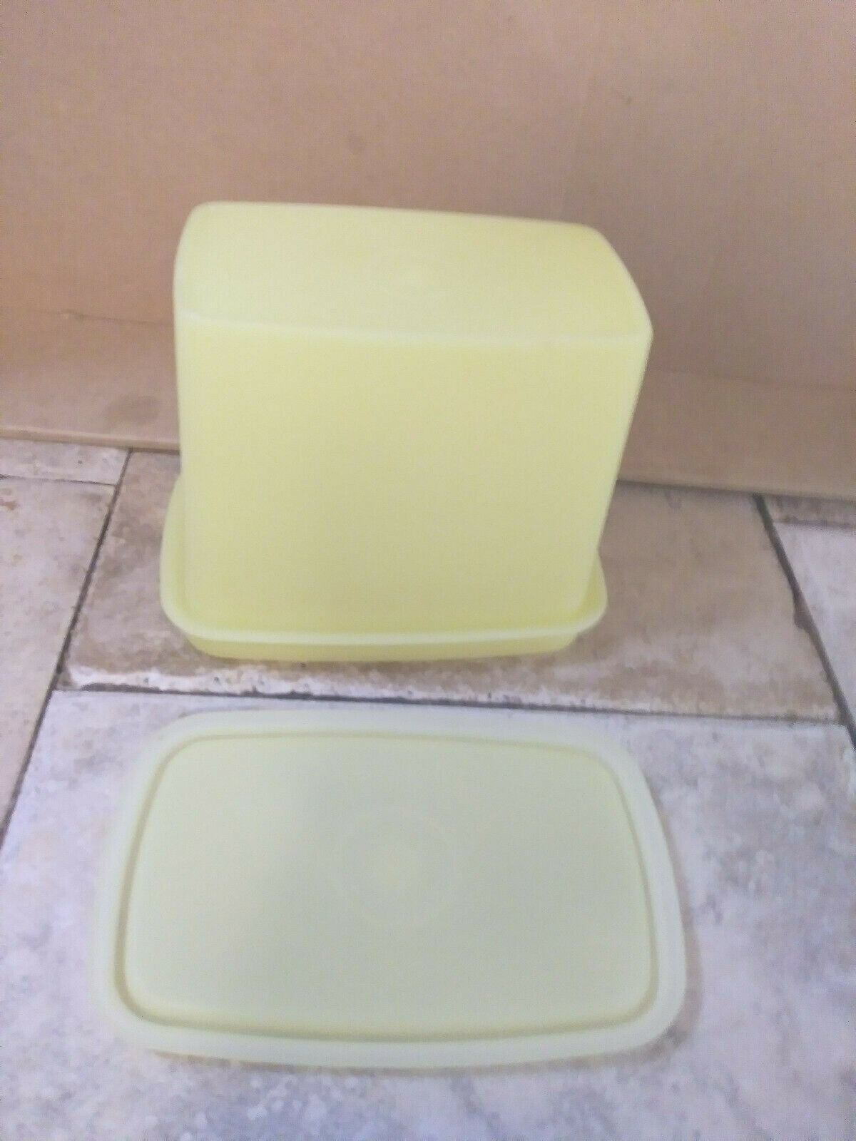 TUPPERWARE 5 1/2 x 3 1/4 x 4 1/2″ YELLOW CANISTER