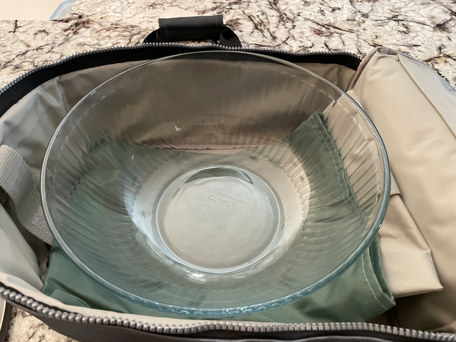 Pyrex Portables Insulated Hot/Cold Round Dish & Carry Bag (Includes Bowl & Lid)