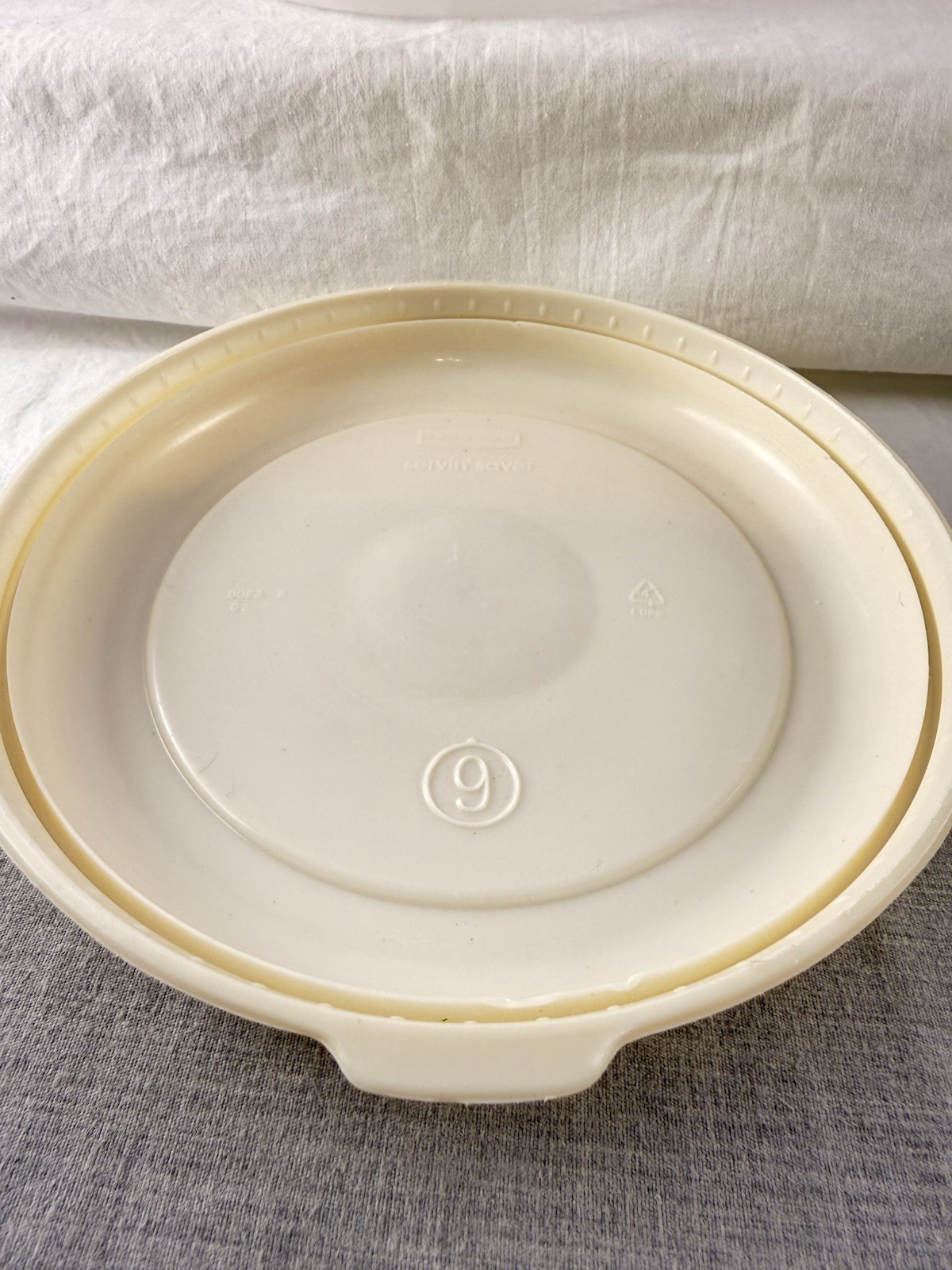 Rubbermaid Servin Saver #9 10 Cup Round Clear Container Almond With Lid