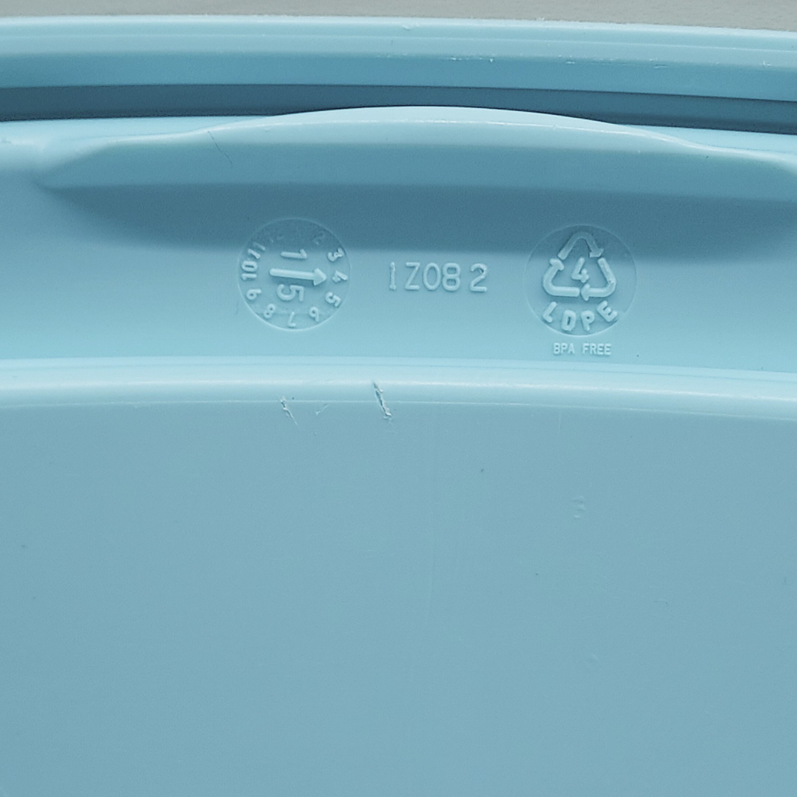 Rubbermaid Easy Find Lid 1Z08 Light Blue Rectangular Replacement Container Lid