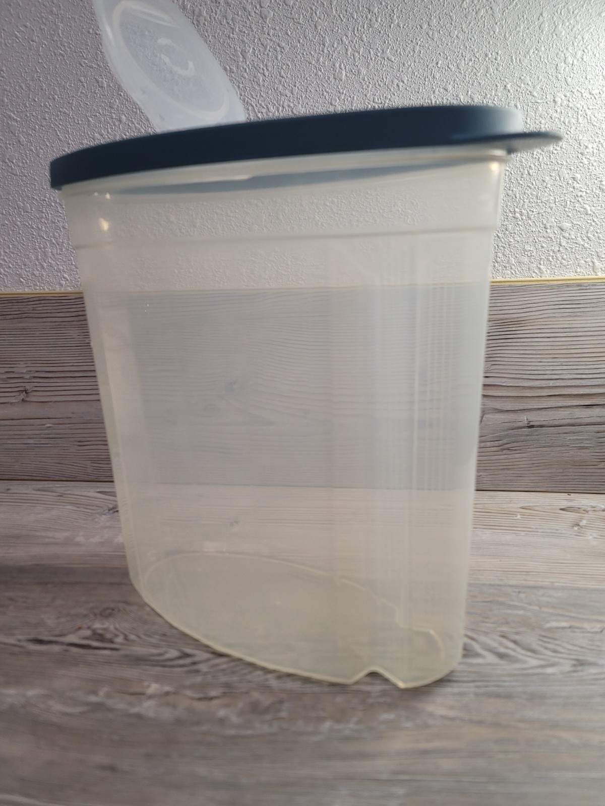 Vintage Rubbermaid 1.5 gallon pitcher or cereal food storage. Used light blue .