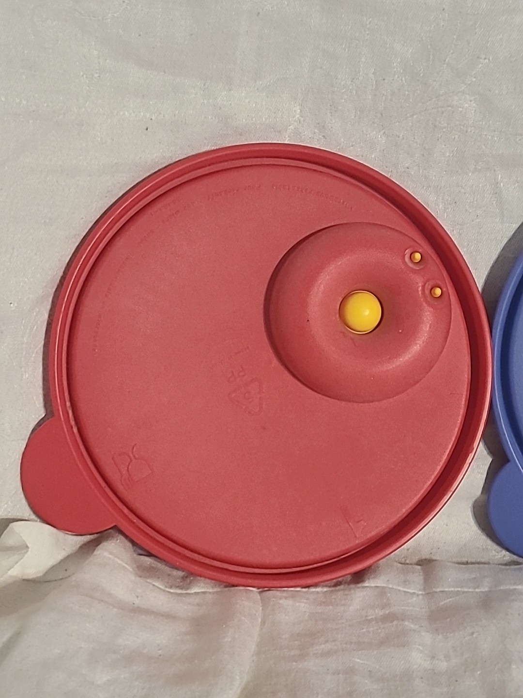 2 TUPPERWARE REPLACEMENT LID 2648A-1 Flip Top Microwave Blue Red w/ Vent 6 1/4″