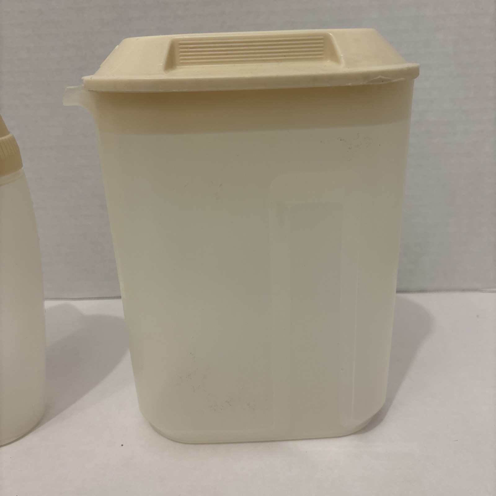 Vintage Rubbermaid Servin’ Saver Set – 1.5 Qt Dispenser & 16oz Shaker