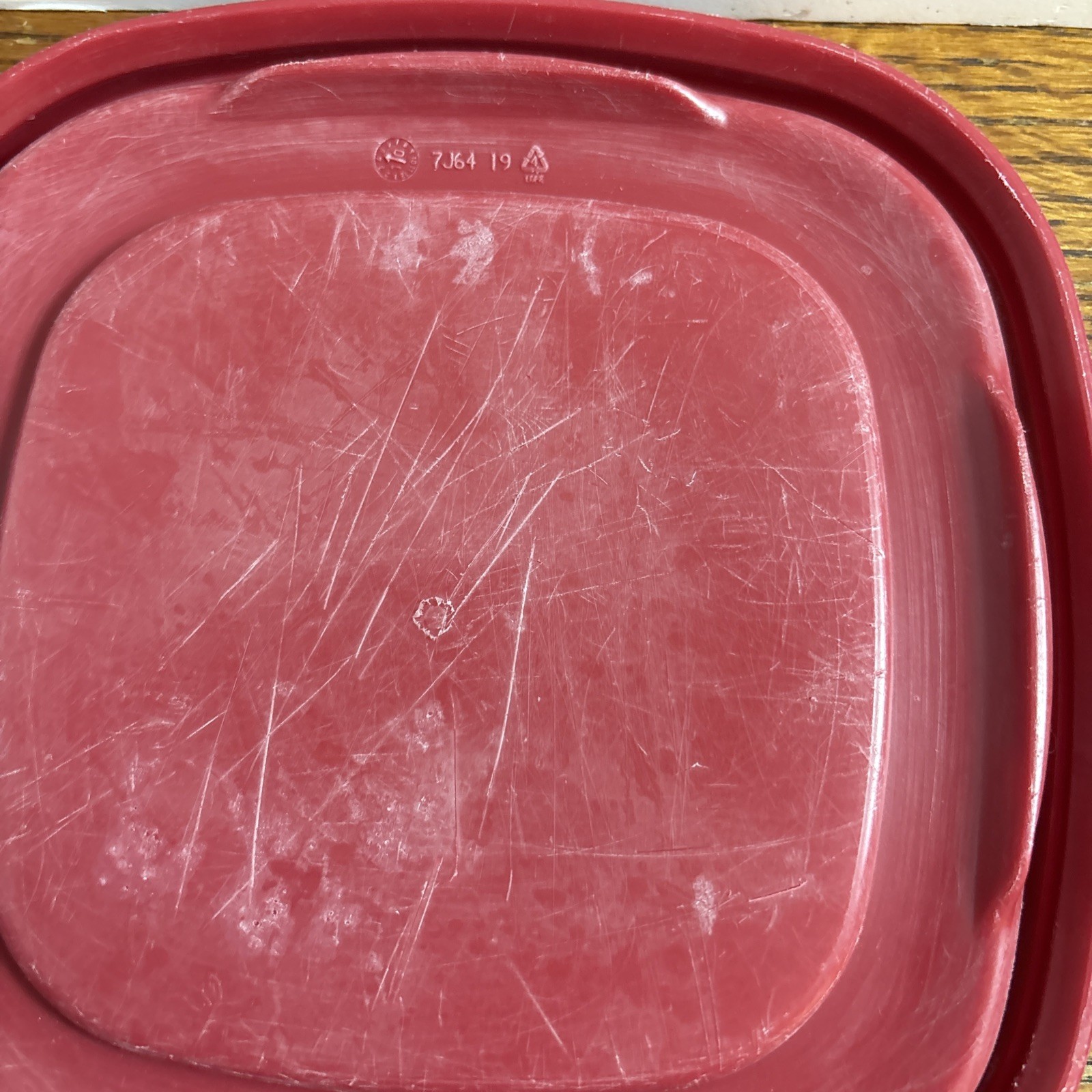 Rubbermaid 7J64 6.5’’ Maroon / Red Easy Find Replacement Lids X2