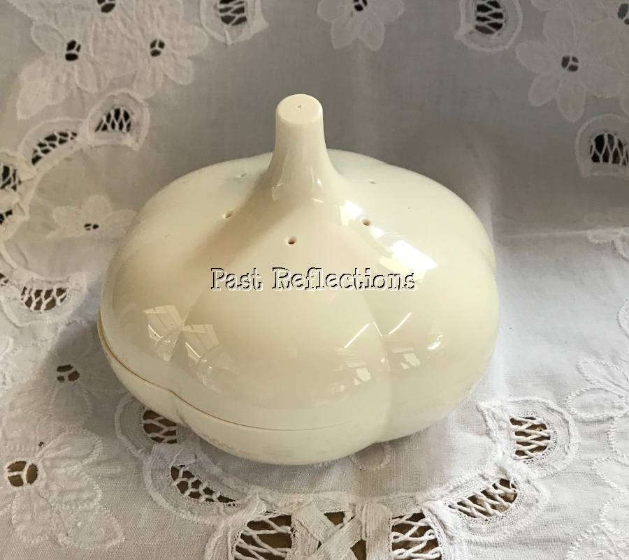TUPPERWARE GARLIC LOCKER KEEPER FORGET ME NOT WHITE / CREAM