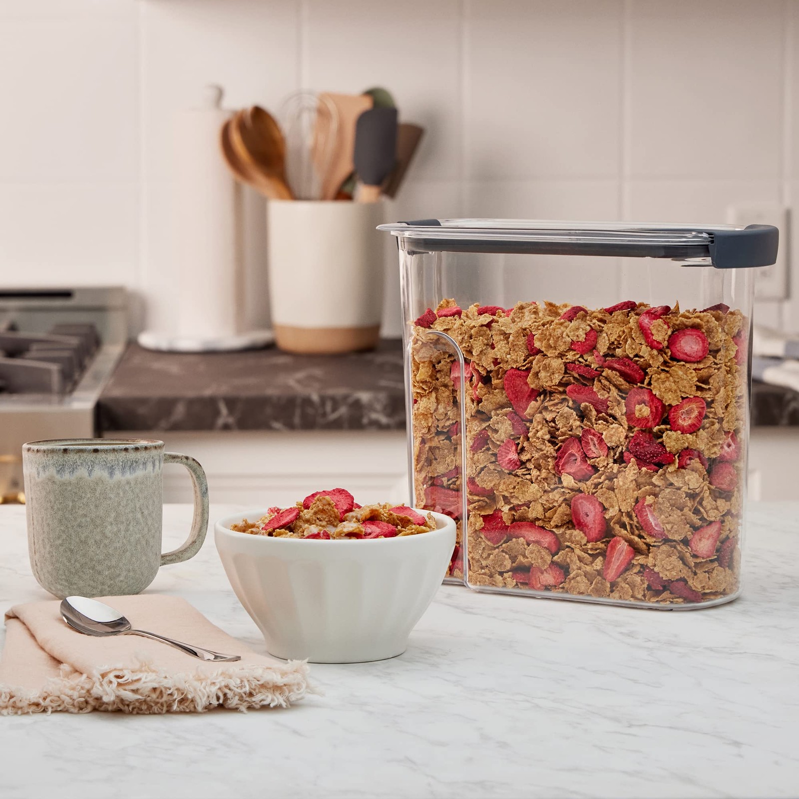 Rubbermaid Brilliance Airtight Cereal Food Storage Container, 18 Cup, Clear