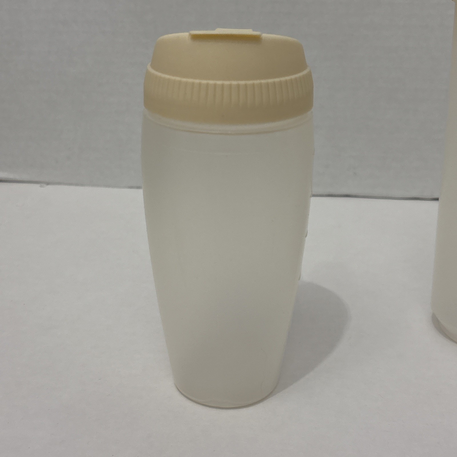 Vintage Rubbermaid Servin’ Saver Set – 1.5 Qt Dispenser & 16oz Shaker