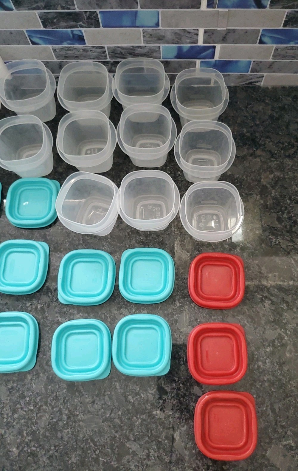 Rubbermaid Lot of 13- .05 Cups (10 bl Lid, 3 Red), 4 ( 1.25 Cups) 17 Cups, 17 Li