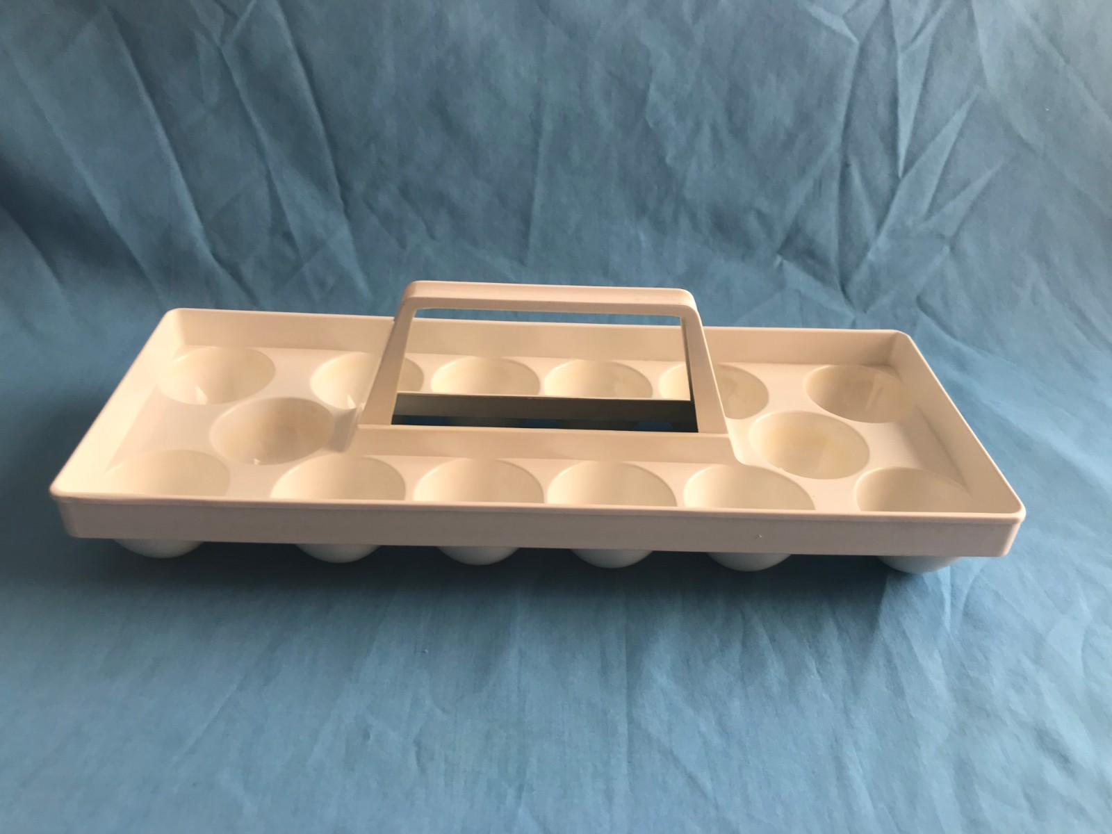 Pre-Owned Vintage Almond Plastic Refrigerator Egg Carrier / Holder for 14 Eggs