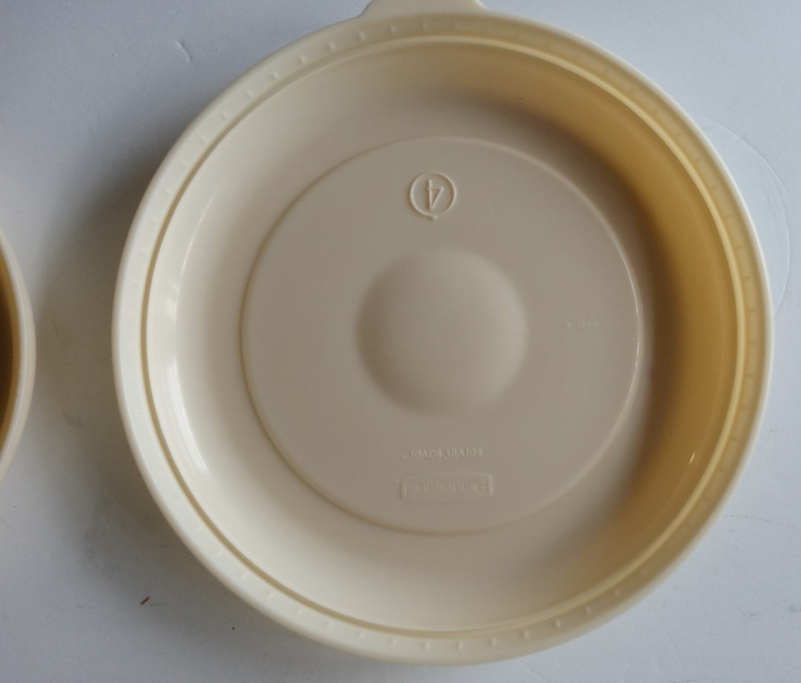 Vintage RUBBERMAID lot of 2 Round Servin Savers 2.5/1.5 Qt. with Lids