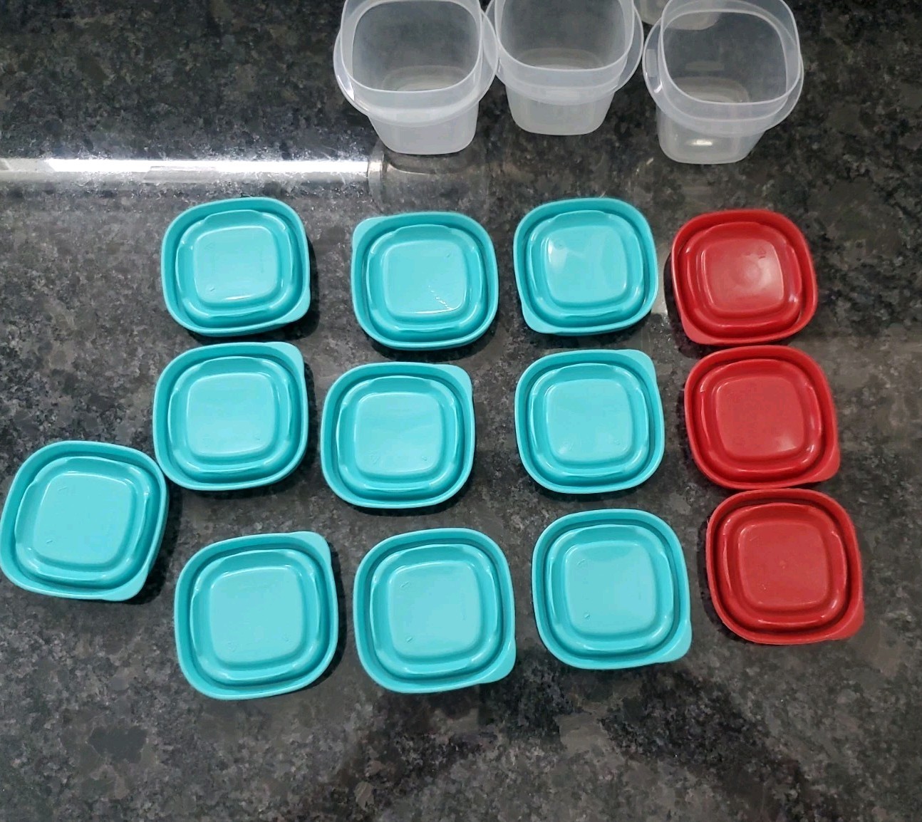 Rubbermaid Lot of 13- .05 Cups (10 bl Lid, 3 Red), 4 ( 1.25 Cups) 17 Cups, 17 Li